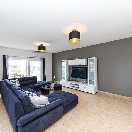 Villa Exquisite Spacious Bufaline With Pool And Gym