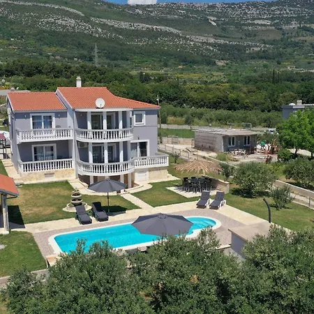 Exquisite Spacious Bufaline With Pool And Gym * Kaštel Novi