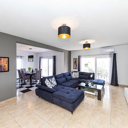 Exquisite Spacious Bufaline With Pool And Gym Villa Kaštel Novi
