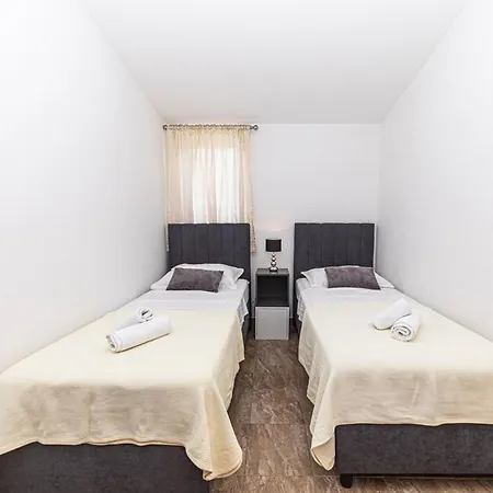 Exquisite Spacious Bufaline With Pool And Gym Kaštel Novi