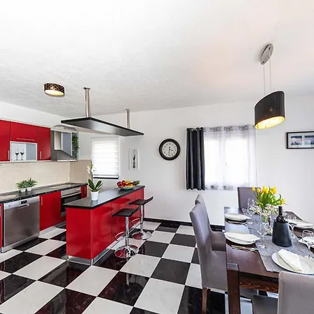 فيلة Exquisite Spacious Bufaline With Pool And Gym