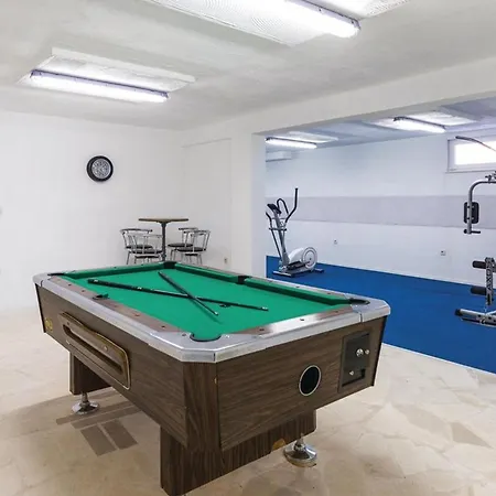 Exquisite Spacious Bufaline With Pool And Gym Kaštel Novi