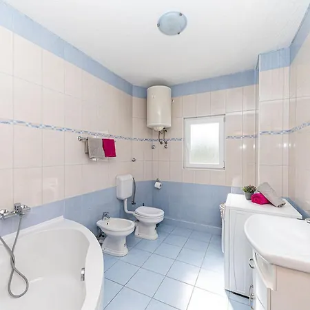 Exquisite Spacious Bufaline With Pool And Gym فيلة Kaštel Novi
