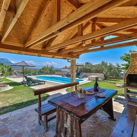 Exquisite Spacious Bufaline With Pool And Gym فيلة Kaštel Novi