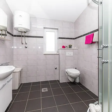 Exquisite Spacious Bufaline With Pool And Gym Kaštel Novi