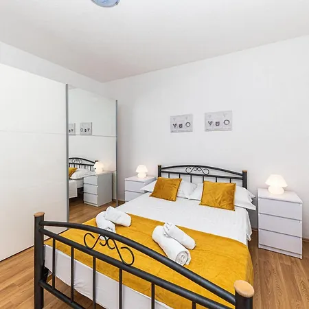 Exquisite Spacious Bufaline With Pool And Gym فيلة Kaštel Novi