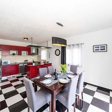 Βίλα Exquisite Spacious Bufaline With Pool And Gym Kaštel Novi