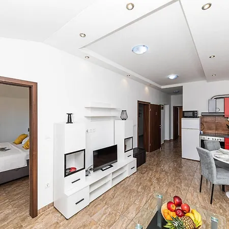 Exquisite Spacious Bufaline With Pool And Gym فيلة Kaštel Novi
